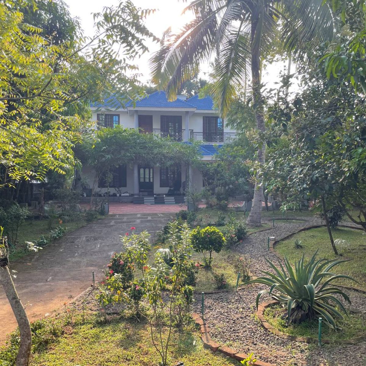 Gebäudeansicht: Ayurveda-Intensiv-Haus im tropischen Garten